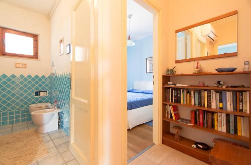 カーラゴノネにあるSos Dorrolesのバスルーム(ベッド1台、本棚付)