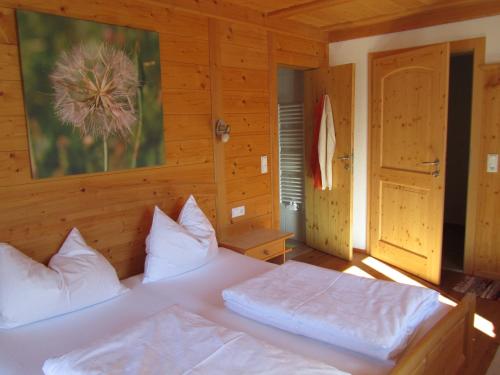 ein Schlafzimmer mit einem Bett mit weißen Kissen in der Unterkunft Haus Lentsch in Kaunerberg