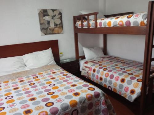 Ein Bett oder Betten in einem Zimmer der Unterkunft Hostal Alborada Riobamba