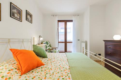 - une chambre avec un lit doté d'un oreiller orange dans l'établissement Casa Selleri Terrace Apartment, à Lecce