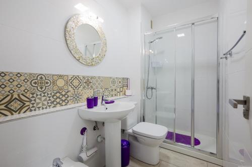 ein Bad mit einem WC, einem Waschbecken und einer Dusche in der Unterkunft Las Americas Acapulco Costa Adeje in Playa Fañabe