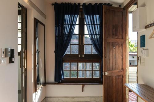 ウボンラーチャターニーにあるVelawarin Hotelのギャラリーの写真
