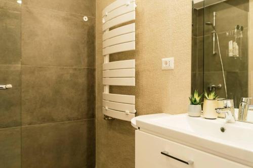 La salle de bains est pourvue d'un lavabo et d'une douche. dans l'établissement Glamour Dristor brand new Studio, à Bucarest