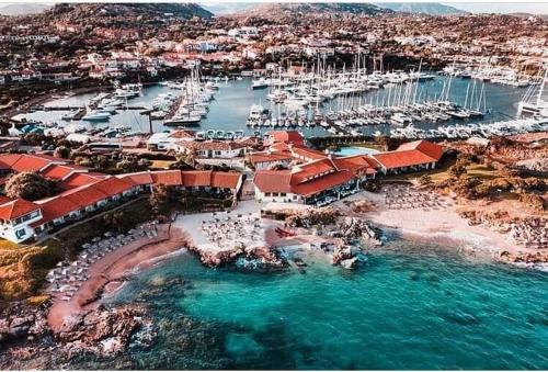 eine Luftansicht auf einen Yachthafen mit Booten im Wasser in der Unterkunft Sa Jaga Brujada Residence - Simar Vacanze in Porto Rotondo