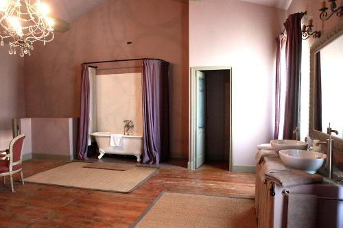 a bathroom with two sinks and a bath tub at Mas de la Fosse in Saint-Gilles