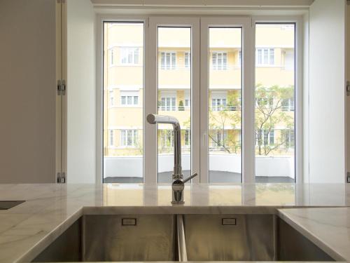Eduardo vii park great bright apt with ac elevator