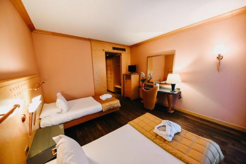 Una cama o camas en una habitación de SHG Hotel Antonella