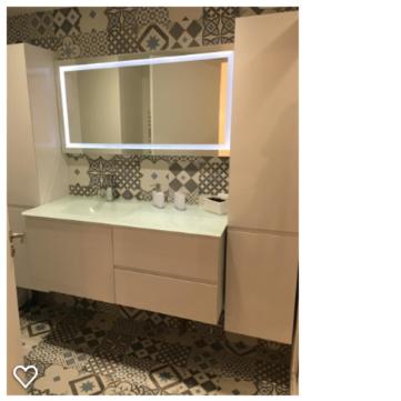 une salle de bain avec un lavabo et un miroir dans l'établissement Marais, 2 pièces luxueux rénové, près rue Bretagne, à Paris