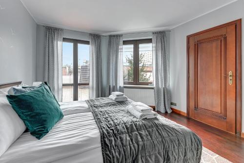 ソポトにあるLion Apartments - Blue Dune with Sunny terraceのベッドルーム(大型ベッド1台、窓付)