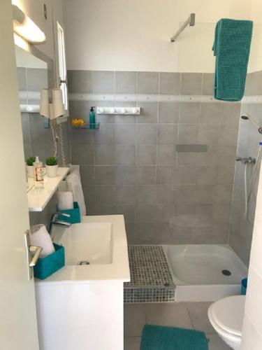 une salle de bain avec un lavabo, une baignoire et des toilettes dans l'établissement Residence Motel Corsicana, à LʼÎle-Rousse