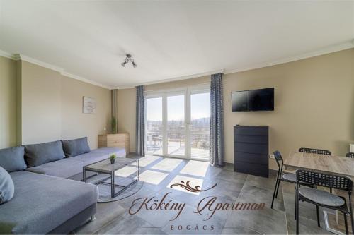 sala de estar con sofá y mesa en Kökény Apartman Bogács, en Bogács