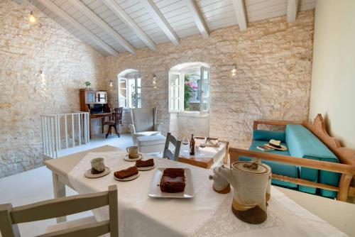 ein Wohnzimmer mit einem Tisch und einem Kuchen darauf in der Unterkunft Lakka Stone House 1 in Gaios