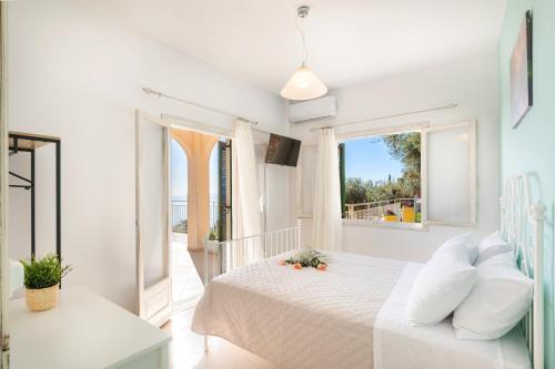 Postel nebo postele na pokoji v ubytování Luna Apartments Corfu