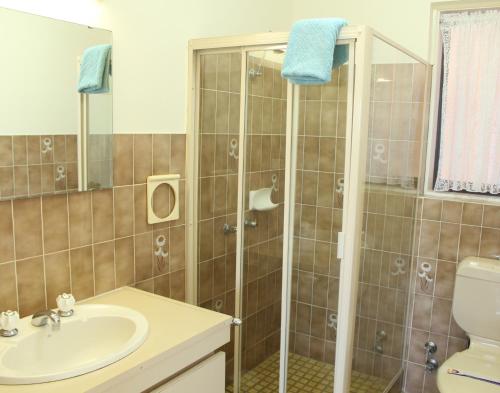 Ein Badezimmer in der Unterkunft Narooma Palms Holiday Apartments