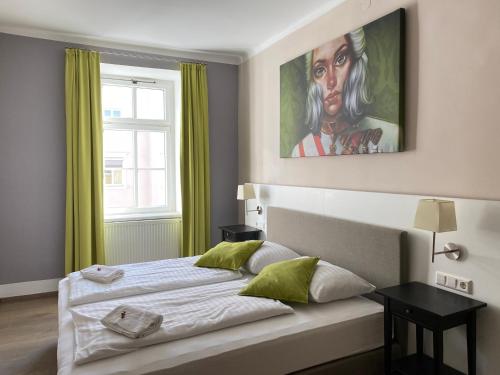 เตียงในห้องที่ Urban Stay Salzburg City