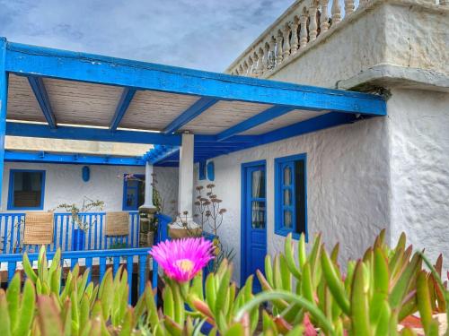 a blue and white house with a blue door at Riad Al Madina in Essaouira
