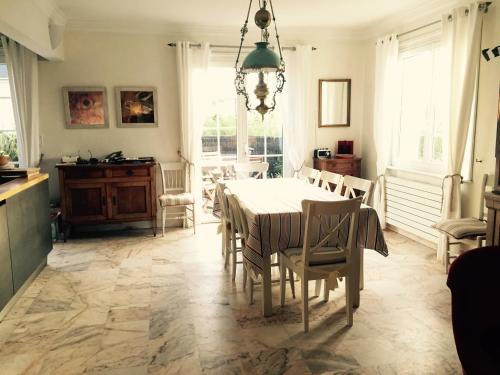 une cuisine et une salle à manger avec une table et des chaises dans l'établissement Ménez Rhun, à Combrit