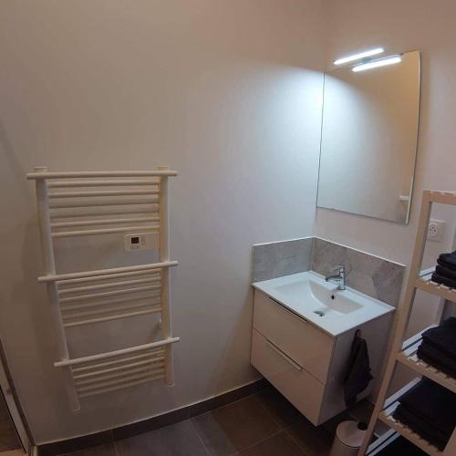 une salle de bain avec un lavabo et un miroir dans l'établissement STUDIO Canaille, à Cassis