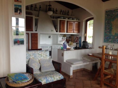 Una cocina con un sofá y una mesa en una habitación. en Villa Bella Vista, en San Teodoro
