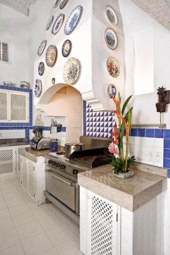 a kitchen with blue and white plates on the wall at Hotel Casa Quero in Cartagena de Indias