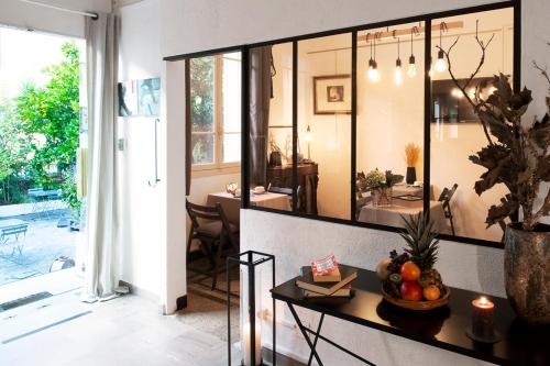 - un salon avec une table et des fruits dans l'établissement Hotel Marengo, à Ajaccio