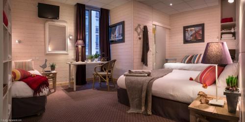 Postel nebo postele na pokoji v ubytování Hôtel des Alpes