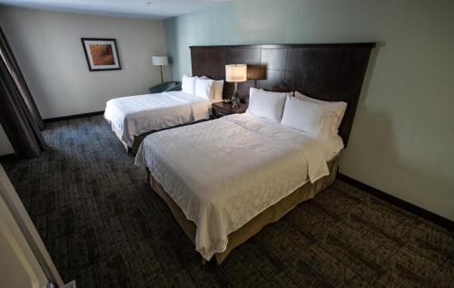 Habitación de hotel con 2 camas y 2 lámparas en Staybridge Suites Silicon Valley - Milpitas, an IHG Hotel en Milpitas