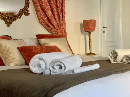 a pile of towels sitting on top of a bed at Canal Riva De Biasio in Venice