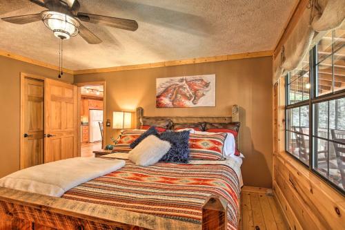 Imagen de la galería de Luxe Fightingtown Creek Cabin 2 King Suites and Spa, en Epworth