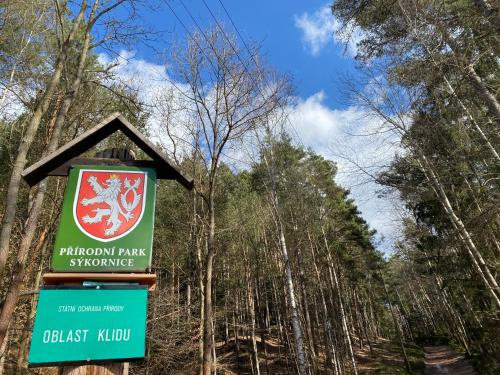 a sign in the middle of a forest with trees at SG chalupa ŠTIKOV - Podkrkonoší - s celoročním privátním wellness in Nová Paka