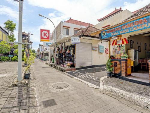 une rue avec des boutiques sur le côté de la route dans l'établissement Samudra Homestay, à Kuta