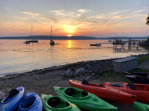 a group of kayaks sitting on the shore of a lake at Smuggler's Cove Inn in Boothbay