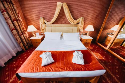 Una cama o camas en una habitación de SHG Hotel Antonella