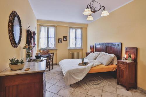 モンカルヴォにあるPet and Breakfastのベッドルーム1室(ベッド1台、テーブル、窓付)