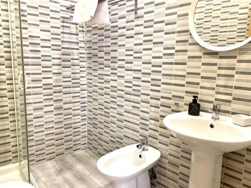 Ein Badezimmer in der Unterkunft Homely Malaga Refino Loft D4