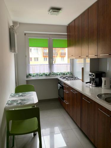 Kuchyňa alebo kuchynka v ubytovaní Apartment Mona Warsaw przy stacji metra