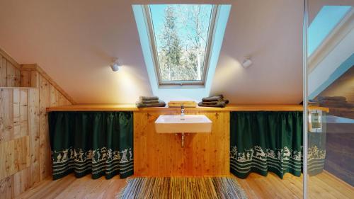 a bathroom with a sink and a window at Charmante Gästewohnung in altem Bauernhaus in alpiner Alleinlage in Stanz Im Murztal