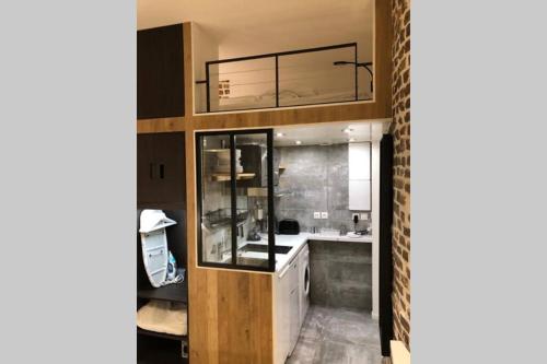 une cuisine avec un évier et un plan de travail dans l'établissement Studio Cinq Diamants, Neuf Tout équipé, à Paris