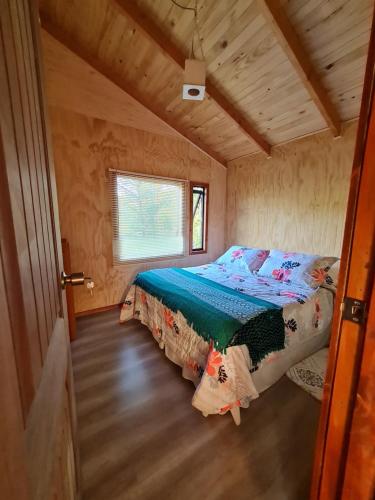 En eller flere senge i et værelse på Cabaña Refugio Sauna Spa El Arrayan Casablanca Valdivia