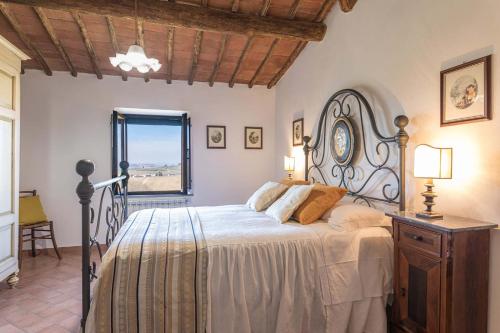 モンテリッジョーニにあるIl Poderinoの窓付きの部屋にベッド付きのベッドルーム1室があります。