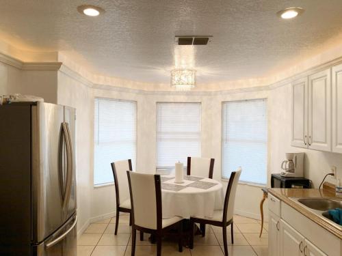 Køkken eller tekøkken på Great home! Great location! Pets welcome