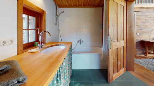 y baño con lavabo y bañera. en Charmantes Gästehaus am Waldrand in alpiner Lage Siehe auch zweites Objekt Gästewohnung in altem Bauernhaus en Stanz Im Murztal