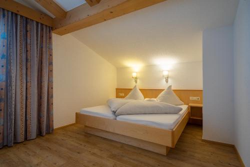 Un pat sau paturi într-o cameră la Ferienheim Leopoldine