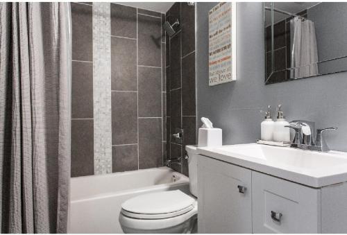 Ένα μπάνιο στο Forrestville Ave Large Suite