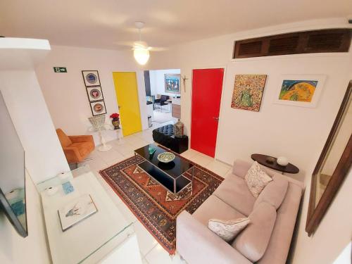 a living room with a couch and a red door at iHOSTEL ALDEOTA in Fortaleza