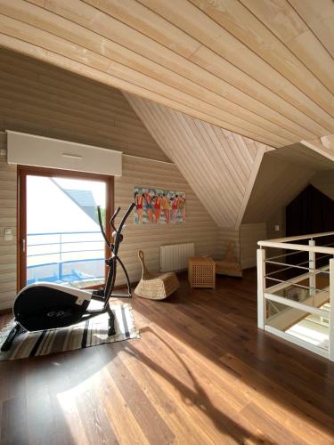 Cette chambre mansardée dispose d'un tapis de course et d'une grande fenêtre. dans l'établissement La Moussette, à Jullouville