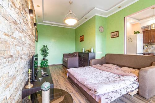 een slaapkamer met een bed en groene muren bij Apartments “U prawnika” in Lviv