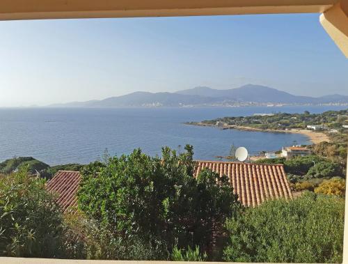 une vue sur l'océan depuis une maison dans l'établissement Soleil Topaze - 68 m2 - Terrasse - Jardinet - Transats - Vue mer panoramique sur toute la baie, à Porticcio