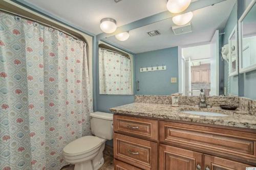 Bathroom sa Ocean Front, Private Balconies