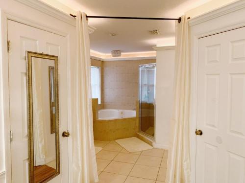 Et badeværelse på Great home! Great location! Pets welcome